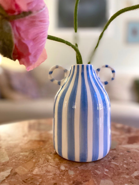 Lille stribet vase med runde hanke
